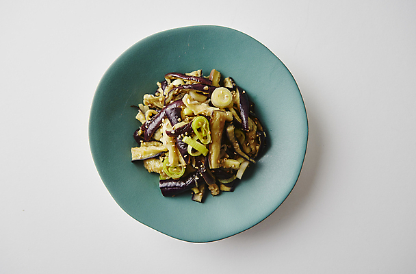 포토 JPG 회색배경 가지 반찬 사람없음 대파 가지볶음 국내포토 음식 백그라운드 채소 회색 볶음 파 파일형식