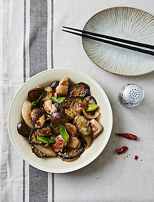 포토 JPG 회색배경 가지 돼지고기 사람없음 중식 가지볶음 베트남고추 국내포토 음식 백그라운드 채소 고추 육류 회색 볶음 파일형식