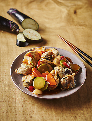 포토 JPG 가지 오이 사람없음 당근 튀김 야채탕수육 나무배경 국내포토 음식 백그라운드 채소 뿌리채소 탕수육 파일형식