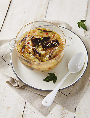 포토 JPG 가지 사람없음 숟가락 깨소금 냉국 나무배경 국내포토 백그라운드 채소 식재료 수저 국 파일형식