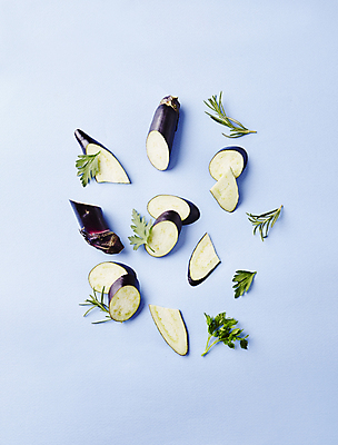 포토 JPG 가지 파슬리 사람없음 허브 파란배경 슬라이스 로즈메리 국내포토 식물 백그라운드 채소 파란색 파일형식