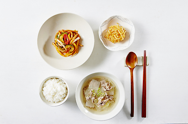 포토 JPG 한식 밥 수저 사람없음 상차림 흰배경 오이무침 오징어채 소고기뭇국 도라지무침 국내포토 식기 음식 백그라운드 흰색 국 무침 건어물 파일형식