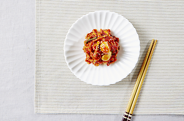 포토 JPG 한식 젓가락 반찬 마늘 사람없음 무 흰배경 무말랭이 국내포토 음식 백그라운드 채소 뿌리채소 수저 흰색 파일형식