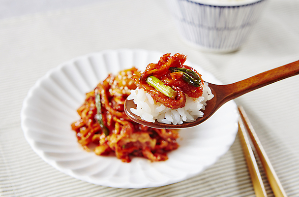 포토 JPG 한식 밥 반찬 들기 사람없음 아웃포커스 숟가락 쪽파 무말랭이 무말랭이무침 국내포토 음식 모션 촬영기법 수저 무침 파 파일형식