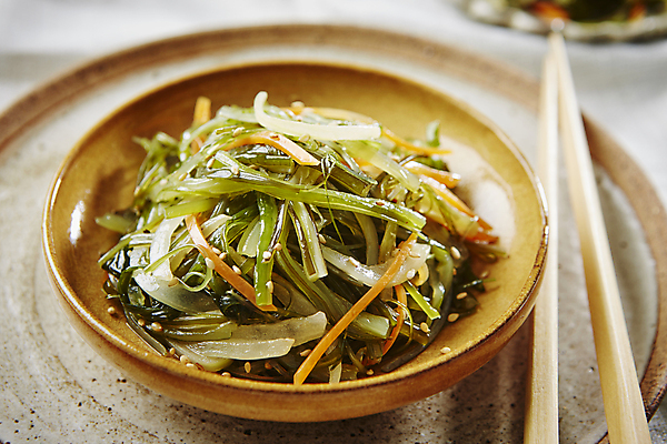 포토 JPG 한식 반찬 양파 근접촬영 사람없음 아웃포커스 당근 볶음 깨 미역줄기 국내포토 음식 뷰포인트 채소 식재료 뿌리채소 촬영기법 조미료 미역 파일형식