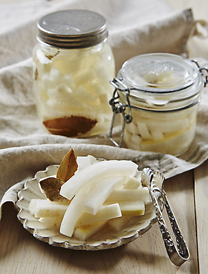 포토 JPG 유리병 사람없음 아웃포커스 무 피클 식초 월계수 절임 국내포토 음식 병_용기 뿌리채소 촬영기법 파일형식