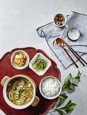 포토 JPG 한식 밥 반찬 김치 수저 사람없음 상차림 물컵 흰배경 교자상 나물무침 바지락 얼음물 조개국 국내포토 식기 음식 백그라운드 탁자 조개 컵 물 흰색 국물 무침 파일형식