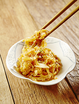 포토 JPG 한식 젓가락 반찬 들기 사람없음 무침 묵은지 나무배경 국내포토 음식 백그라운드 모션 김치 수저 파일형식