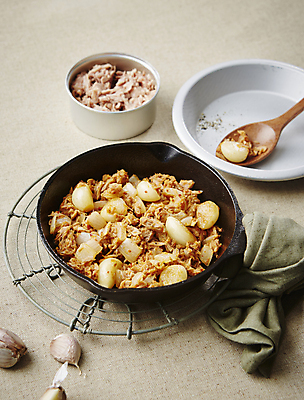 포토 JPG 반찬 사람없음 프라이팬 참치 볶음 통마늘 베이지색배경 고추참치 국내포토 음식 백그라운드 주방용품 마늘 어류 베이지색 파일형식