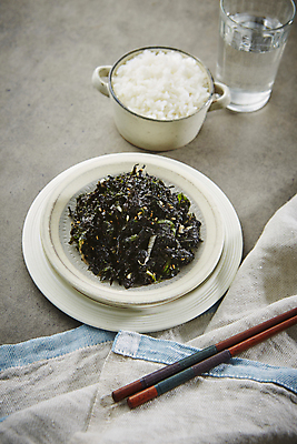 포토 JPG 한식 회색배경 밥 반찬 사람없음 김 볶음 김자반 국내포토 음식 백그라운드 회색 해조류 파일형식