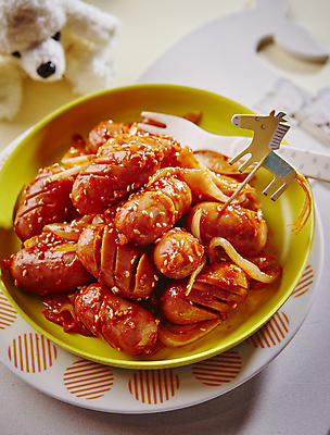 포토 JPG 포크 반찬 사람없음 아웃포커스 소시지 케첩 깨 봉제인형 소시지볶음 이쑤시개장식 국내포토 식기 음식 인형 식재료 촬영기법 장식 조미료 소스_음식 가공식품 볶음 이쑤시개 파일형식