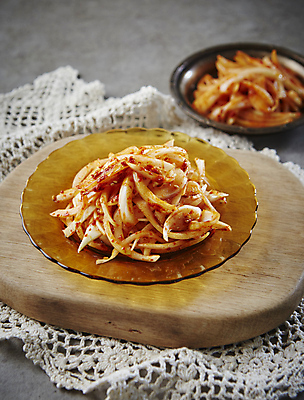 포토 JPG 회색배경 반찬 양파 사람없음 아웃포커스 무침 겉절이 고춧가루 국내포토 음식 백그라운드 채소 김치 촬영기법 회색 가루 파일형식