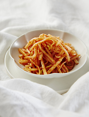 포토 JPG 한식 반찬 사람없음 무 흰배경 고춧가루 무생채 국내포토 음식 백그라운드 뿌리채소 흰색 가루 파일형식