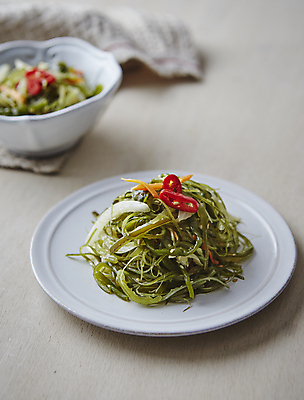 포토 JPG 회색배경 반찬 양파 사람없음 아웃포커스 당근 볶음 홍고추 미역줄기 국내포토 음식 백그라운드 채소 고추 뿌리채소 촬영기법 회색 미역 파일형식