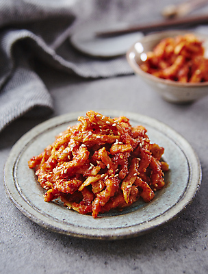 포토 JPG 한식 회색배경 반찬 사람없음 아웃포커스 무 무말랭이 무말랭이무침 국내포토 음식 백그라운드 뿌리채소 촬영기법 회색 무침 파일형식