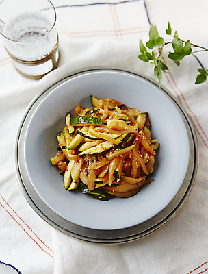 포토 JPG 채소 반찬 양파 사람없음 주키니 주키니호박 호박볶음 국내포토 음식 볶음 파일형식