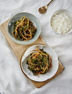 포토 JPG 밥 반찬 사람없음 고추장 흰배경 나물 냉이 무침요리 봄나물 초무침 국내포토 음식 백그라운드 채소 흰색 양념 무침 파일형식