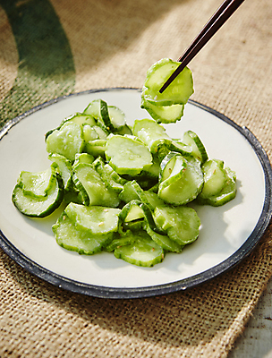 포토 JPG 채소 젓가락 반찬 오이 들기 사람없음 볶음 소금 국내포토 음식 모션 수저 파일형식