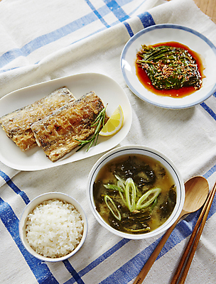 포토 JPG 밥 사람없음 상차림 찜 깻잎 갈치 갈치구이 깻잎절임 된장국 국내포토 음식 채소 어류 국 생선구이 절임 파일형식