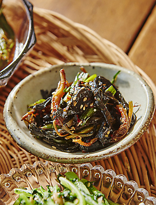 포토 JPG 반찬 근접촬영 사람없음 깨 무침 쪽파 고들빼기 나무배경 국내포토 음식 뷰포인트 백그라운드 식재료 조미료 나물 파 파일형식