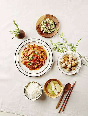 포토 JPG 밥 사람없음 상차림 흰배경 장조림 곤약 메추리알장조림 오이무침 제육볶음 무국 곤약장조림 국내포토 음식 백그라운드 흰색 국물 무침 조림 파일형식