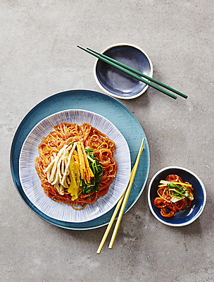 포토 JPG 젓가락 회색배경 사람없음 고명 국수 당면 비빔당면 국내포토 음식 백그라운드 수저 회색 면류 파일형식