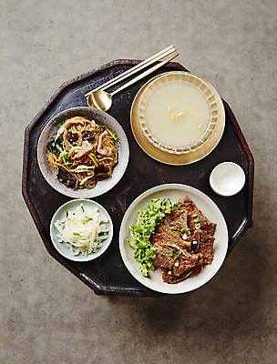 포토 JPG 회색배경 수저 사람없음 상차림 죽 양념갈비 교자상 무나물 소갈비 잡채 국내포토 식기 음식 백그라운드 탁자 회색 소고기 갈비 파일형식