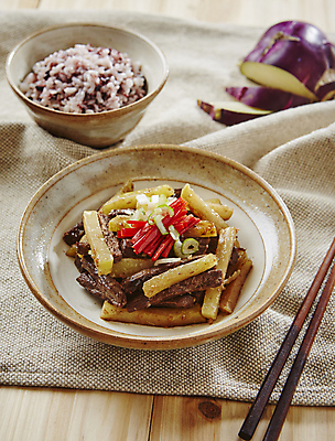 포토 JPG 반찬 사람없음 소고기 무 홍고추 간장 소고기볶음 흑미밥 국내포토 음식 고추 밥 뿌리채소 육류 양념 볶음 파일형식