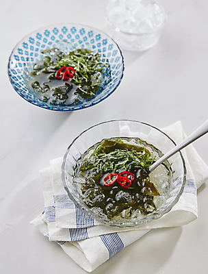 포토 JPG 사람없음 얼음 흰배경 홍고추 깻잎 미역냉국 국내포토 자연요소 백그라운드 채소 고추 흰색 냉국 파일형식