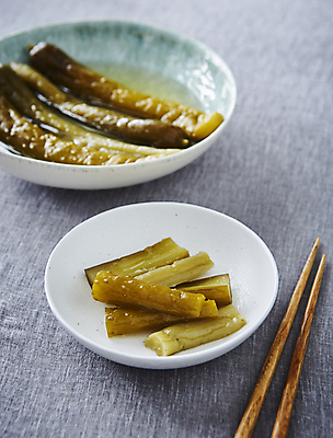 포토 JPG 회색배경 반찬 오이 사람없음 아웃포커스 오이지 장아찌 국내포토 음식 백그라운드 채소 촬영기법 회색 파일형식