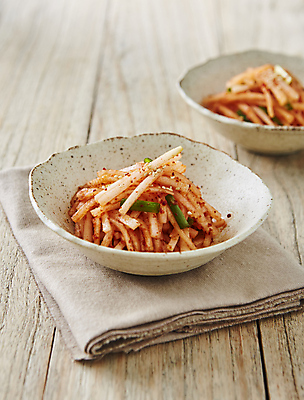 포토 JPG 한식 반찬 사람없음 아웃포커스 무 고춧가루 무생채 국내포토 음식 뿌리채소 촬영기법 가루 파일형식