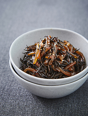 포토 JPG 회색배경 반찬 사람없음 간장 조림 곤약 톳 국내포토 음식 백그라운드 회색 양념 해조류 파일형식