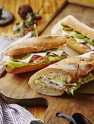 포토 JPG 단면 디저트 실내 샌드위치 사람없음 아웃포커스 나무도마 나무배경 바게트샌드위치 국내포토 음식 백그라운드 도마 촬영기법 내부 목재 파일형식