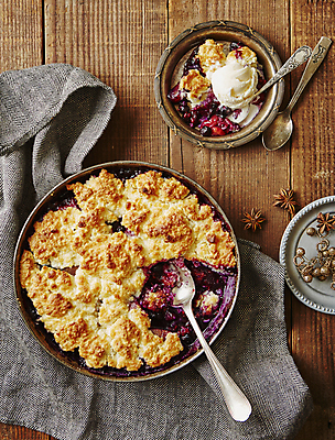 포토 JPG 아이스크림 디저트 실내 사람없음 숟가락 식탁보 콩포트 나무배경 크럼블 국내포토 음식 백그라운드 수저 내부 파일형식