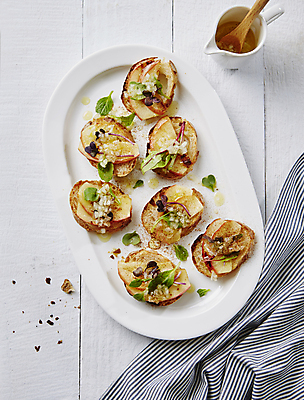 포토 JPG 디저트 실내 사람없음 하이앵글 소스 사과 바게트 천 브루스케타 나무배경 국내포토 음식 빵 뷰포인트 백그라운드 과일 내부 직물 양념 파일형식