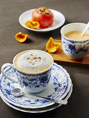 포토 JPG 디저트 실내 감 사람없음 티스푼 홍시 라떼 우유거품 갈색배경 홍시라떼 국내포토 커피 음식 백그라운드 과일 내부 갈색 숟가락 거품 파일형식