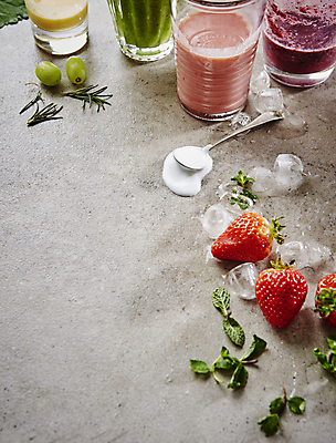 포토 JPG 회색배경 딸기 디저트 실내 사람없음 얼음 요거트 스무디 애플민트 카피스페이스 그린스무디 국내포토 자연요소 음료 음식 백그라운드 과일 유제품 내부 공백 회색 민트 파일형식
