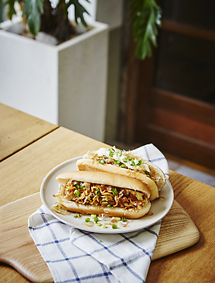 포토 JPG 디저트 실내 사람없음 아웃포커스 식탁보 핫도그 나무도마 나무탁자 야키소바 야끼소바빵 국내포토 음식 탁자 도마 패스트푸드 촬영기법 내부 목재 일본음식 파일형식