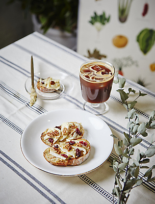 포토 JPG 탁자 디저트 실내 사람없음 아웃포커스 바게트 아메리카노 브루스케타 아이스아메리카노 유칼립투스 까망베르치즈 국내포토 식물 커피 음식 빵 가구 치즈 촬영기법 내부 아이스커피 파일형식