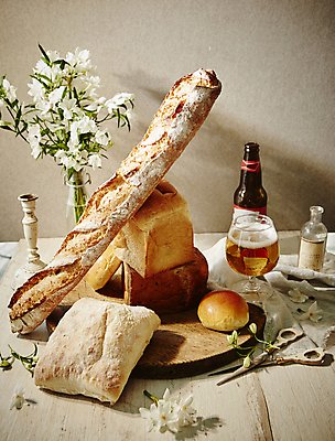 포토 JPG 꽃 빵 디저트 맥주 실내 사람없음 쌓기 꽃병 바게트 식빵 맥주잔 맥주병 나무탁자 모닝빵 치아바타빵 국내포토 식물 음식 술잔 모션 탁자 술병 주류 내부 파일형식