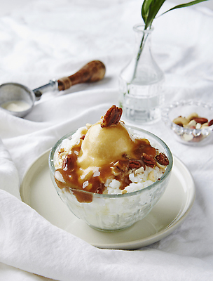 포토 JPG 아이스크림 디저트 여름음식 실내 사람없음 차가움 시원함 천 빙수 피칸 캐러멜 국내포토 음식 내부 견과류 직물 파일형식 여름_계절