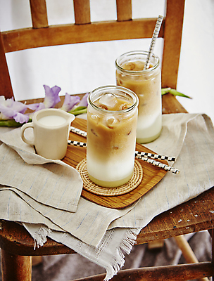 포토 JPG 커피 의자 디저트 실내 사람없음 식탁보 아이스커피 냉음료 라떼 연유라떼 국내포토 음료 음식 가구 내부 파일형식