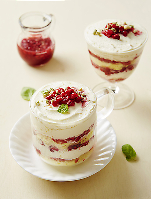 포토 JPG 디저트 실내 사람없음 아웃포커스 컵케이크 석류 석류알 베이지색배경 국내포토 음식 백그라운드 과일 촬영기법 내부 케이크 베이지색 파일형식