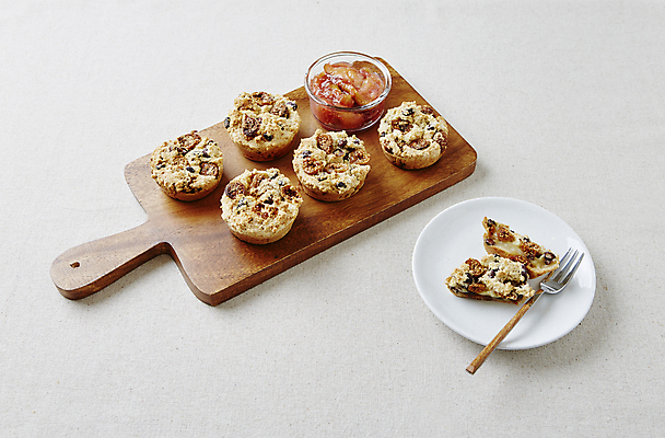 포토 JPG 회색배경 디저트 실내 사람없음 무화과 나무도마 무화과잼 찹쌀구이떡 국내포토 음식 백그라운드 과일 도마 내부 목재 회색 잼 찹쌀떡 파일형식