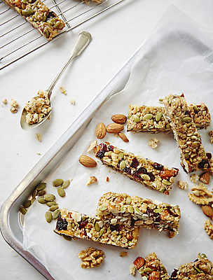 JPG 디저트 쟁반 실내 사람없음 하이앵글 숟가락 견과류 흰배경 에너지바 종이호일 음식 뷰포인트 백그라운드 수저 내부 흰색 파일형식