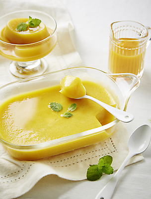 포토 JPG 디저트 실내 사람없음 숟가락 식탁보 흰배경 푸딩 애플민트 퓨레 망고퓨레 망고푸딩 국내포토 음식 백그라운드 수저 내부 흰색 민트 파일형식