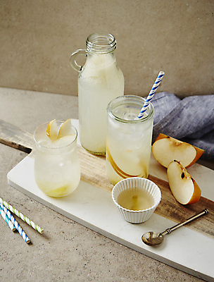포토 JPG 디저트 실내 사람없음 배 나무도마 냉음료 에이드 갈색배경 배에이드 국내포토 음료 음식 백그라운드 과일 도마 내부 목재 갈색 파일형식