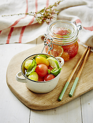 포토 JPG 방울토마토 디저트 실내 사람없음 아웃포커스 나무젓가락 나무도마 절임 나무배경 마리네이드 국내포토 음식 백그라운드 토마토 젓가락 도마 촬영기법 내부 목재 파일형식
