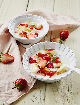 포토 JPG 딸기 디저트 실내 사람없음 식탁보 식빵 요거트 과일조각 나무배경 국내포토 음식 빵 조각 백그라운드 과일 유제품 내부 파일형식