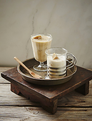 포토 JPG 디저트 쟁반 실내 사람없음 우유 나무숟가락 나무탁자 라떼 귀리라떼 귀리우유 국내포토 커피 음식 탁자 유제품 내부 숟가락 파일형식 귀리